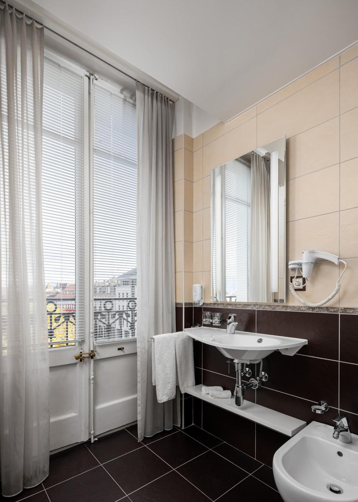 Hotel Des Alpes Ньйон Екстер'єр фото